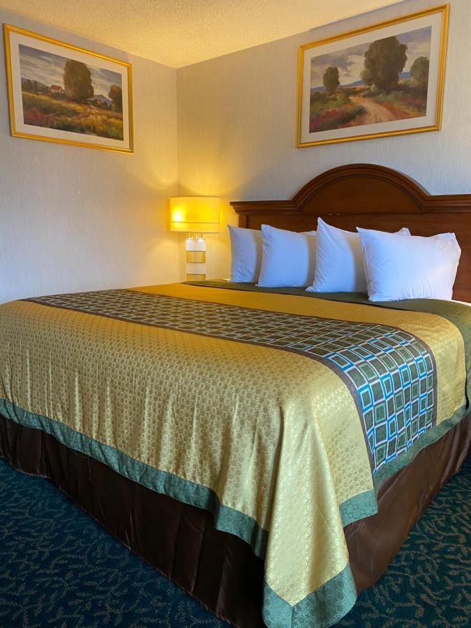 Harrisonville Inn & Suites ภายนอก รูปภาพ